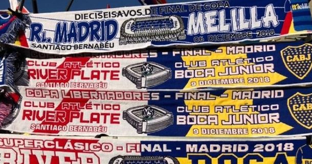 En Madrid venden bufandas que hermanan a River y Boca, pero con un error increíble