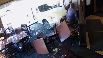 Un auto lo aplastó en un accidente y se paró lo más bien Un auto lo aplastó en un accidente y se paró lo más bien