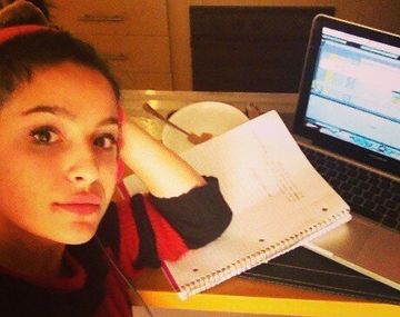 Brenda Asnicar componiendo