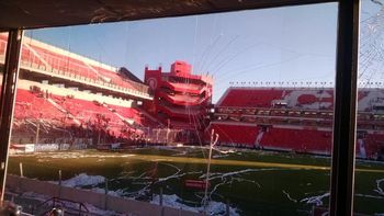 polemica: asi quedo la cabina donde estaba la dirigencia de racing polemica: asi quedo la cabina donde estaba la dirigencia de racing