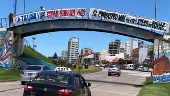 todo rojo: independiente inundo mar del plata con afiches cargando a racing todo rojo: independiente inundo mar del plata con afiches cargando a racing