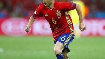 diego maradona homenajeo a andres iniesta, que se despidio de barcelona diego maradona homenajeo a andres iniesta, que se despidio de barcelona