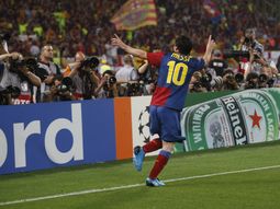 El festejo de Messi tras un gran cabezazo El festejo de Messi tras un gran cabezazo