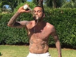 la pasa mal: dani alves disfruta de las vacaciones a su manera la pasa mal: dani alves disfruta de las vacaciones a su manera