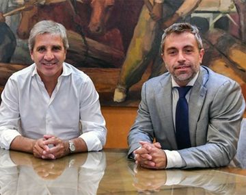 Ministro Luis Caputo junto a Federico Furiase.