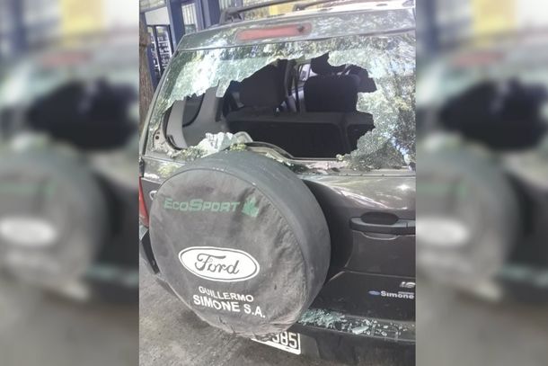 Discutió con otro conductor, se bajó con un bate y le destrozó el auto