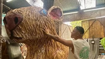 homenaje a kim gomez en la plata: suman un carpincho gigante a la quema de munecos homenaje a kim gomez en la plata: suman un carpincho gigante a la quema de munecos