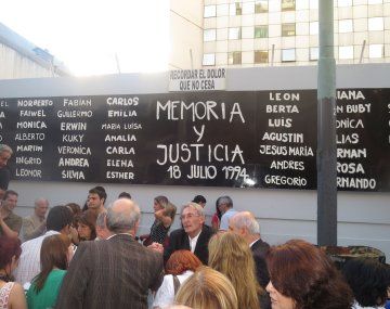 Habrá juicio en ausencia a prófugos iraníes por el atentado a la AMIA