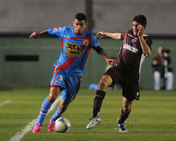 El campeón Arsenal derrotó a Lanús y se subió a la cima