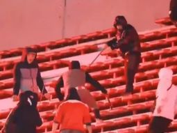 Brutal episodio: tuvo que mostrar el escudo de Independiente para frenar una golpiza