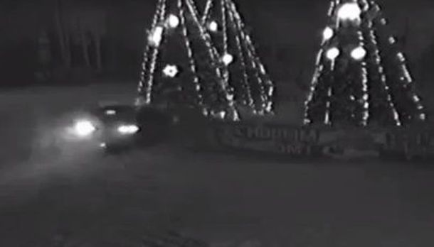 No le gusta las Fiestas: conductor chocó a un arbolito de Navidad