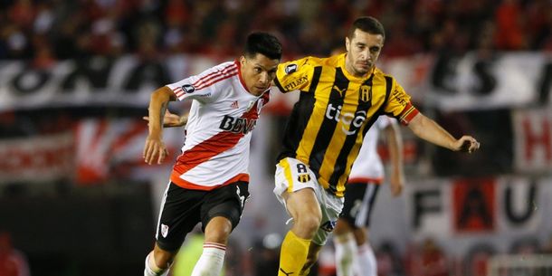 Marcelo Palau peleando con Enzo Pérez quien puede ser su futuro compañero