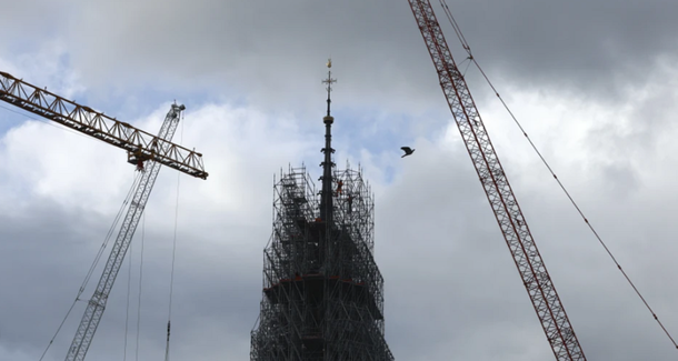 Develan la aguja de la Catedral de Notre Dame