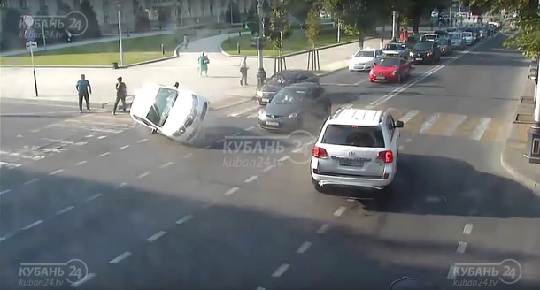 Por un pelo: autos chocan y casi atropellan a dos peatones que querían cruzar