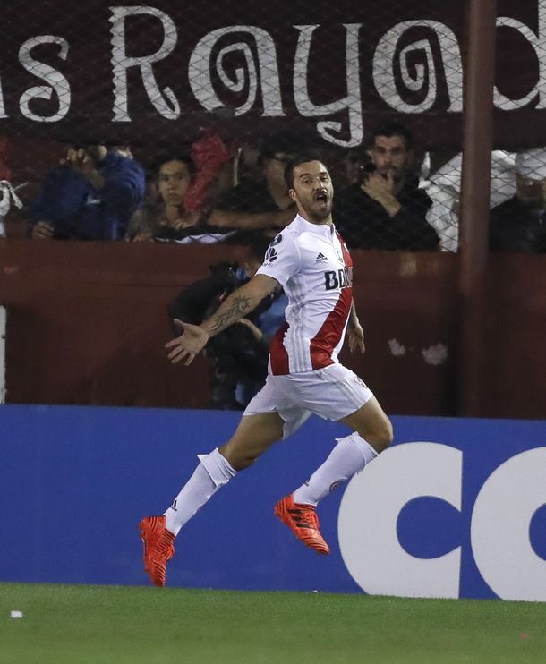 El festejo del goleador tras el tanto que rompió el cero