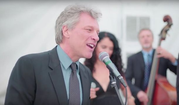 VIDEO: Mirá a Bon Jovi cantar uno de sus clásicos en un casamiento