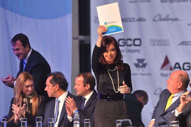 Junto a candidatos del FPV, Cristina inauguró una fábrica de tractores