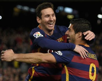 Lionel Messi felicitó a su compañero en Barcelona el uruguayo Luis Suárez, quien recibió el Botín de Oro