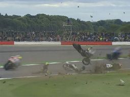 impactante: el terrible accidente de motos que obligo a interrumpir una carrera impactante: el terrible accidente de motos que obligo a interrumpir una carrera