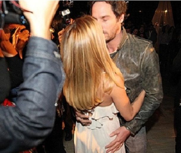 Gonzalo Valenzuela a los besos con otra mujer