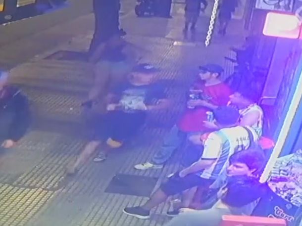 Violenta emboscada en Villa Crespo: dos hermanos fueron atacados y uno lucha por su vida