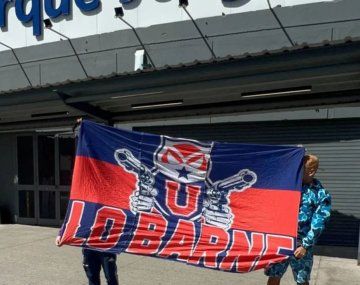 Hinchas de la U. de Chile desafiaron la prohibición y aparecieron en Argentina