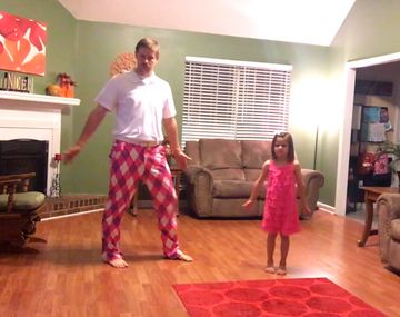 Un dúo de padre e hija derriten la web con su baile