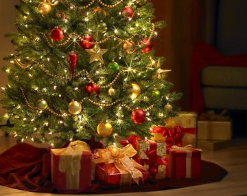 Cuál es el ritual con el árbol de Navidad para atraer dinero en este 2024