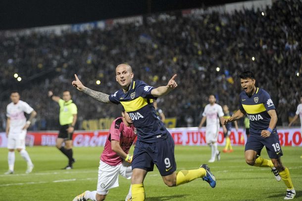 Benedetto desteja su gol para Boca ante Olimpia