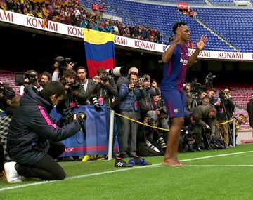 ¿Por qué Yerry Mina pisó descalzo el césped en su presentación en Barcelona?