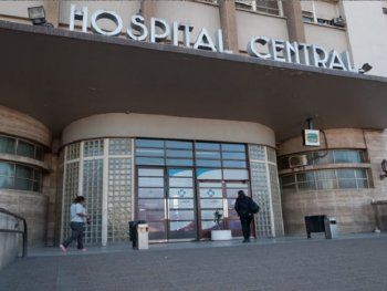 Un hombre intentó matar a su pareja y le disparó en la cara