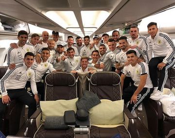 La Selección en el avión que los llevará a Barcelona