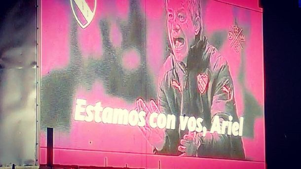 El club le puso este cartel de apoyo al DT