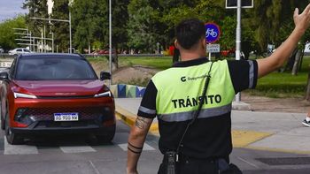 La Municipalidad de Guaymallén advirtió por multas truchas en el barrio Santa Ana. La Municipalidad de Guaymallén advirtió por multas truchas en el barrio Santa Ana.