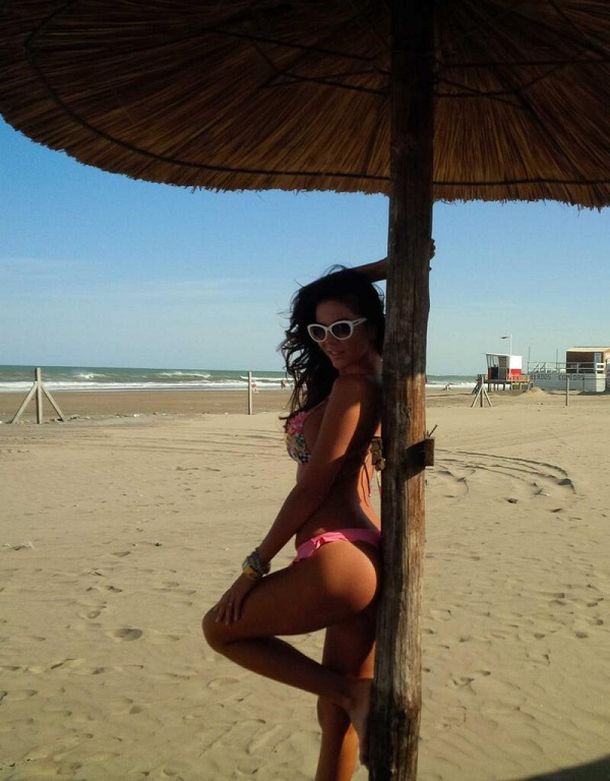 Karina Jelinek mostró cómo hace su trabajo hasta en la playa