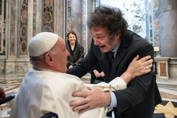 El curioso primer diálogo público entre Javier Milei y el papa Francisco