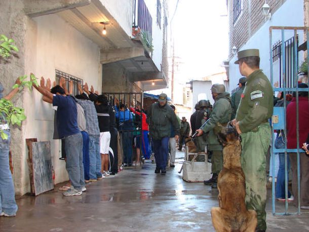 Gendarmeríabajoflores_telam