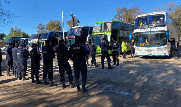 Incautaron armas y droga a la barrabrava de Almirante Brown camino a Mendoza