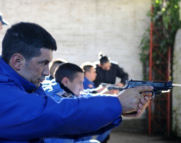 Mandan al colegio a cadetes de la Bonaerense