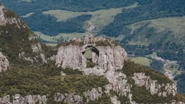 Urubici se ubica en el estado de Santa Catarina, a escasos kilómetros de Florianópolis. Urubici se ubica en el estado de Santa Catarina, a escasos kilómetros de Florianópolis.