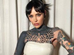 Candelaria Tinelli de espaldas en un yate con una microbikini terracota