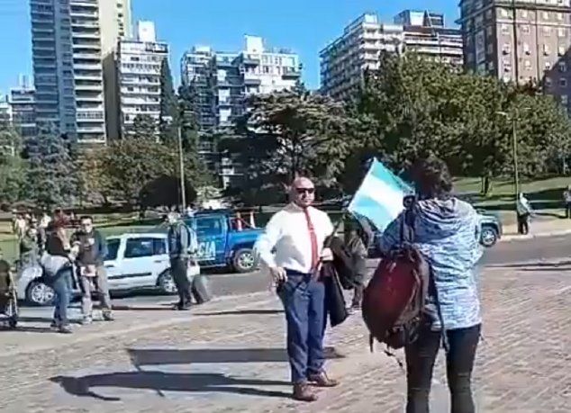 Quién es el anticuarentena que dijo que su madre quedó imantada tras vacunarse