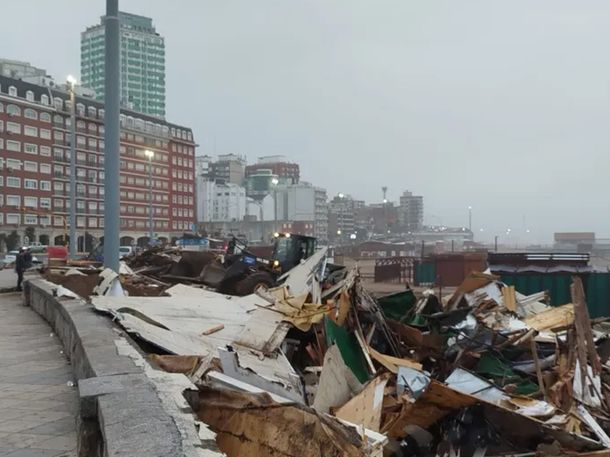 Los feriantes exigen que se les devuelva la mercadería secuestrada. Los feriantes exigen que se les devuelva la mercadería secuestrada.