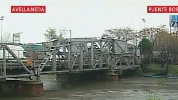 cayo un auto del puente bosch al riachuelo: el conductor esta desaparecido cayo un auto del puente bosch al riachuelo: el conductor esta desaparecido
