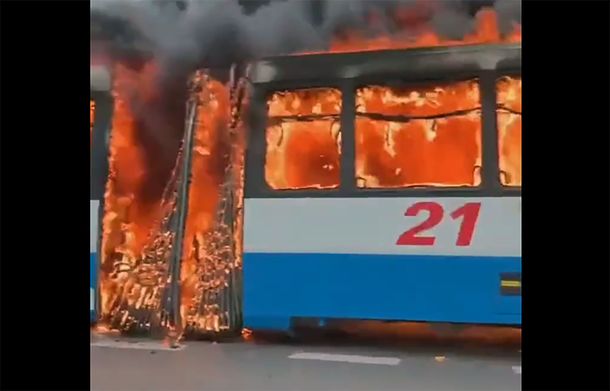 Video: voraz incendio consumió un colectivo articulado sobre Panamericana