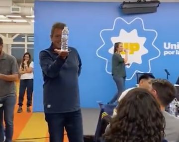 Lo hizo de nuevo: Massa tiró una botella de agua con la vista