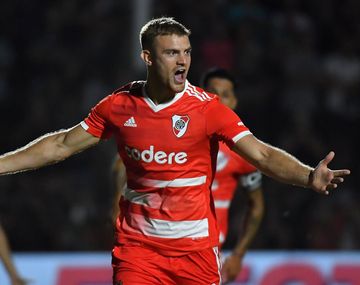 River le ganó 2-0 a Sarmiento y es único líder
