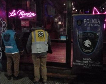 Desbaratan fiesta clandestina con 103 personas: los grabaron cuando huyeron corriendo