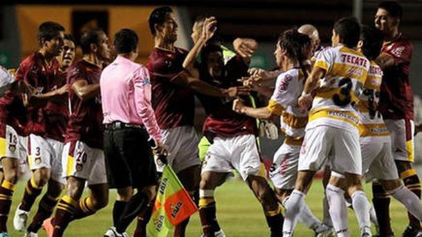 Impresionante batalla campal en el fútbol mexicano