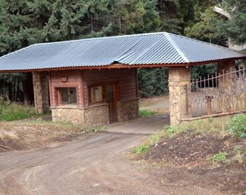 Ingreso al barrio donde ocurrió el hecho. Gentileza del portal La Angostura Digital.